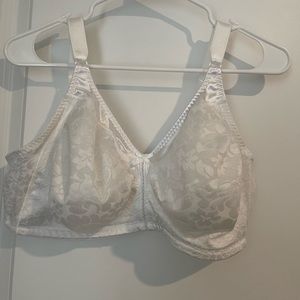 NWOT Bali Size 40D White Unpadded Bra Comfort Straps. No Wires